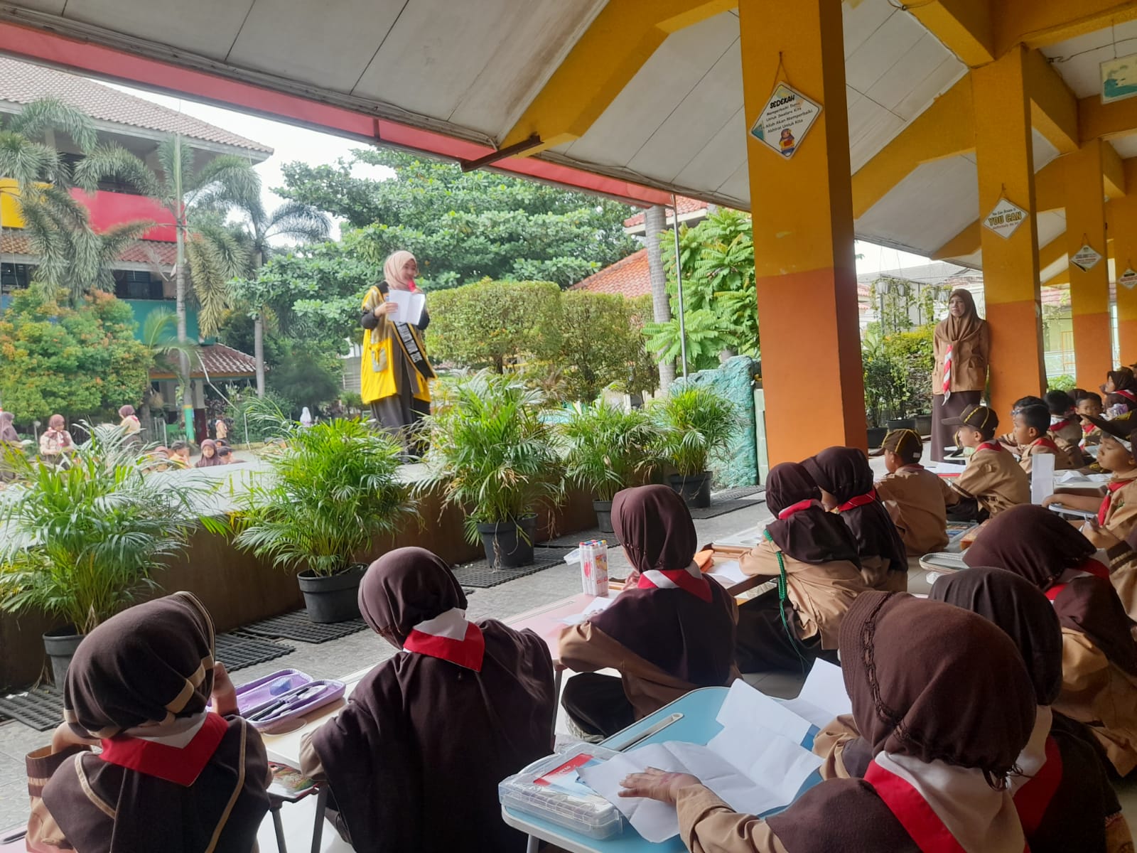 CERIA — Cerita Literasi Anak :  Satu Bangsa, Satu Semangat Bersama Duta Baca Jakarta Timur Di SDN Duren Sawit 15 Pagi